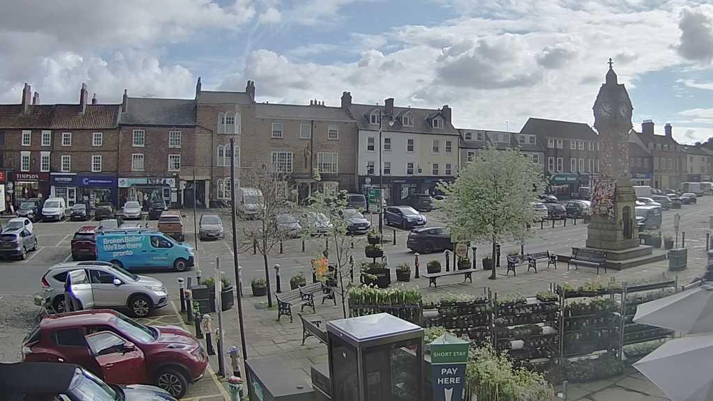 Thirsk webcam overlooking the Market Place