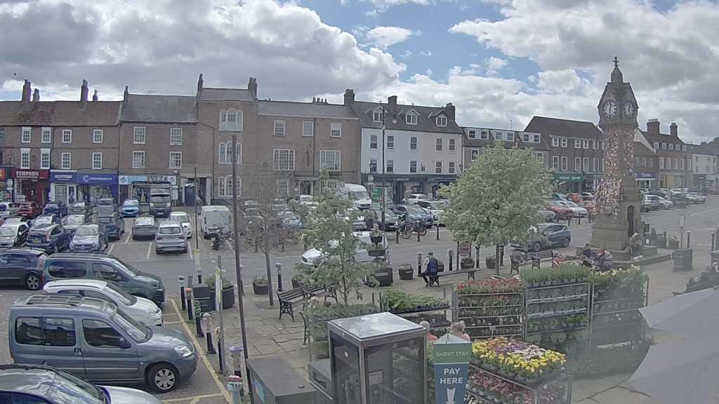 Thirsk webcam overlooking the Market Place