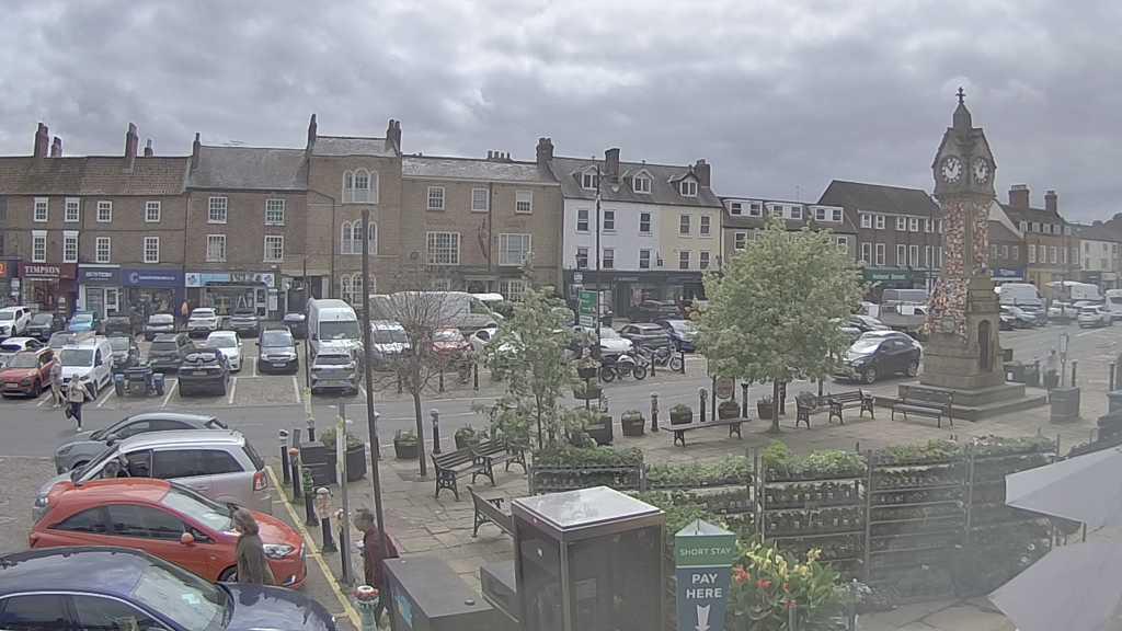 Thirsk webcam overlooking the Market Place