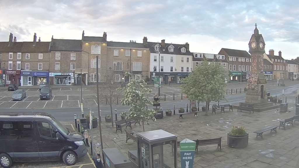 Thirsk webcam overlooking the Market Place