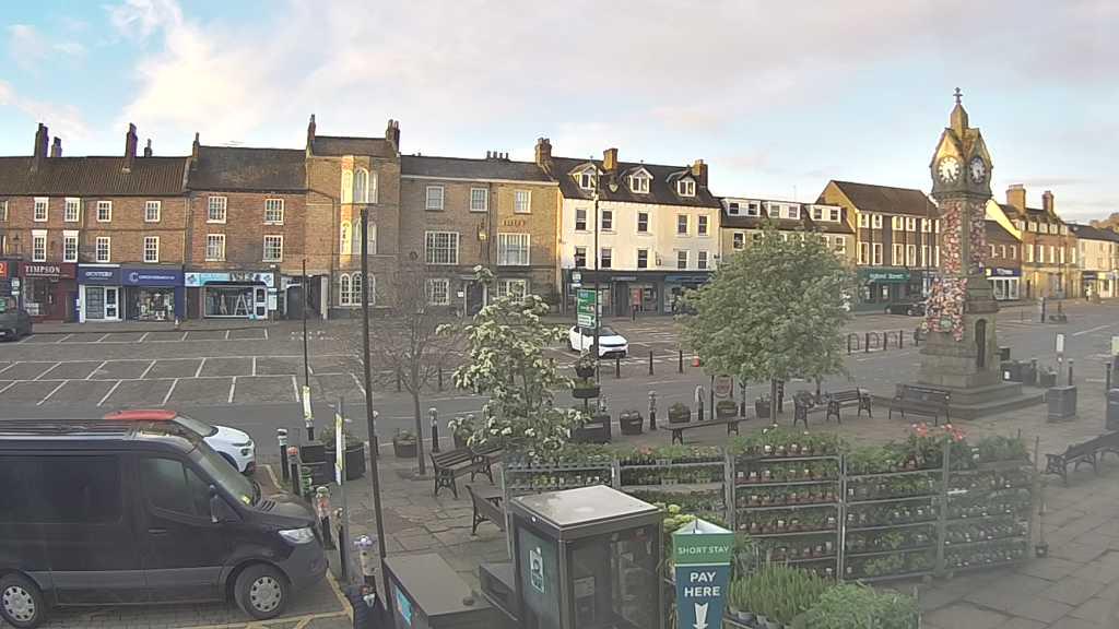Thirsk webcam overlooking the Market Place