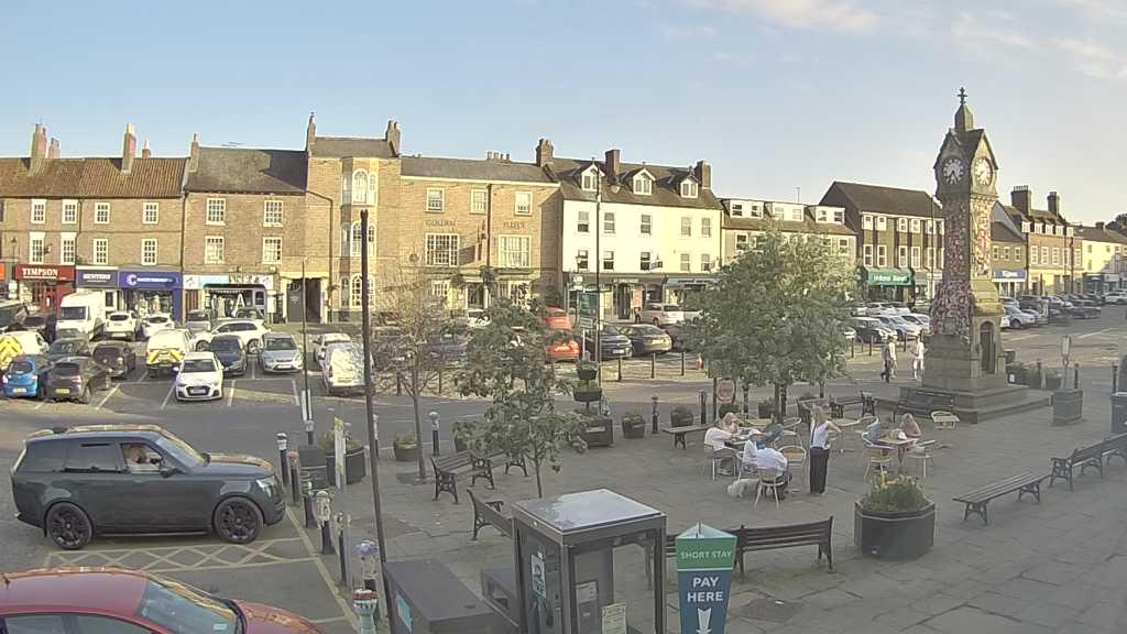 Thirsk webcam overlooking the Market Place