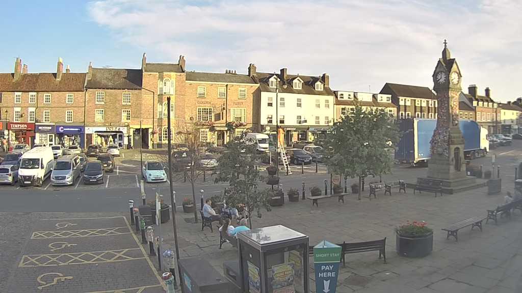 Thirsk webcam overlooking the Market Place