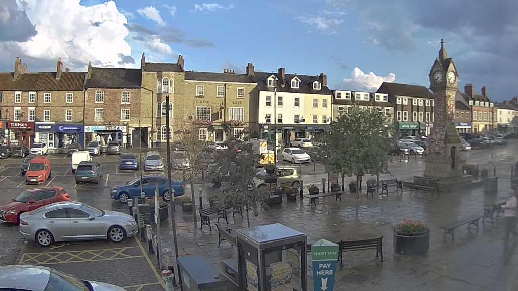 Thirsk webcam overlooking the Market Place