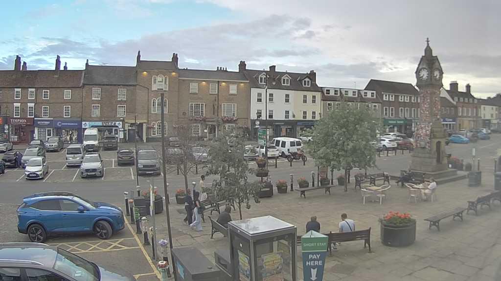 Thirsk webcam overlooking the Market Place