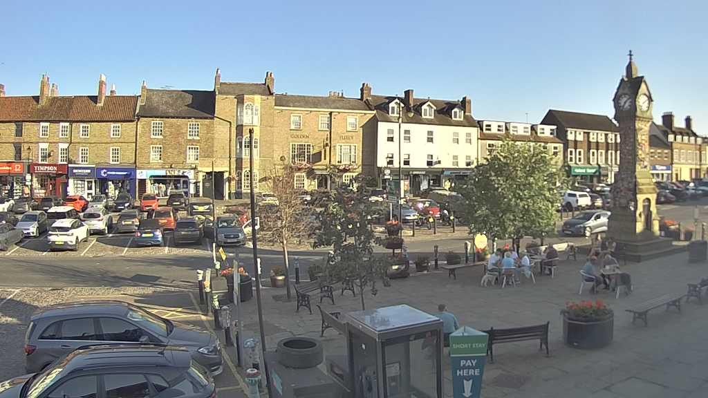 Thirsk webcam overlooking the Market Place